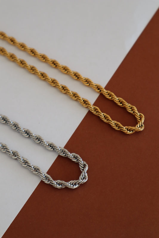 Colar com fio entrelaçado