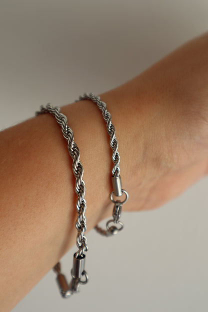 Pulseira com fio entrelaçado