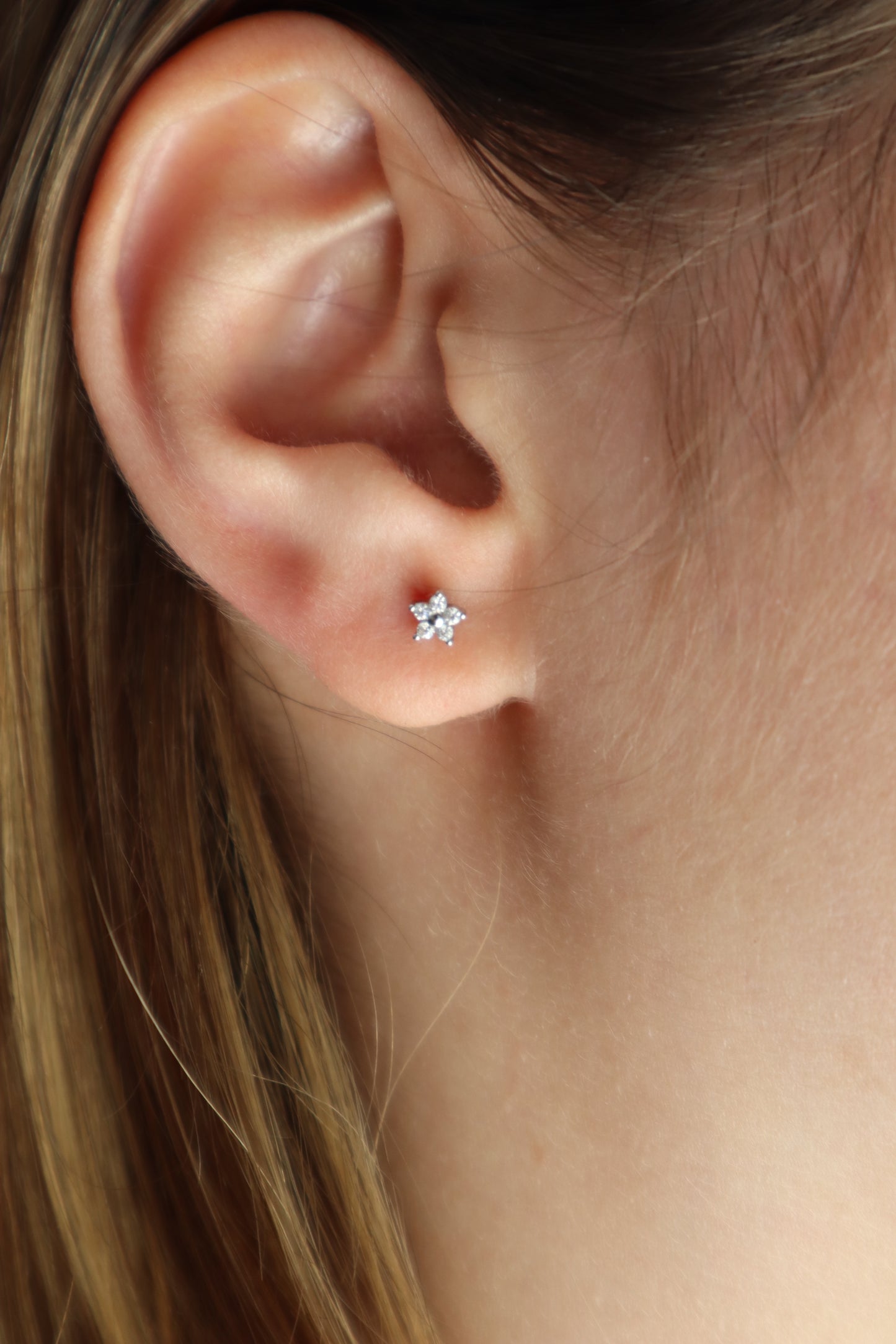 Piercing flor brilhante