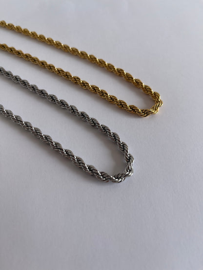 Colar com fio entrelaçado