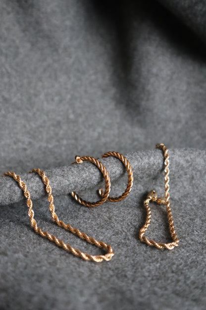 Pulseira com fio entrelaçado