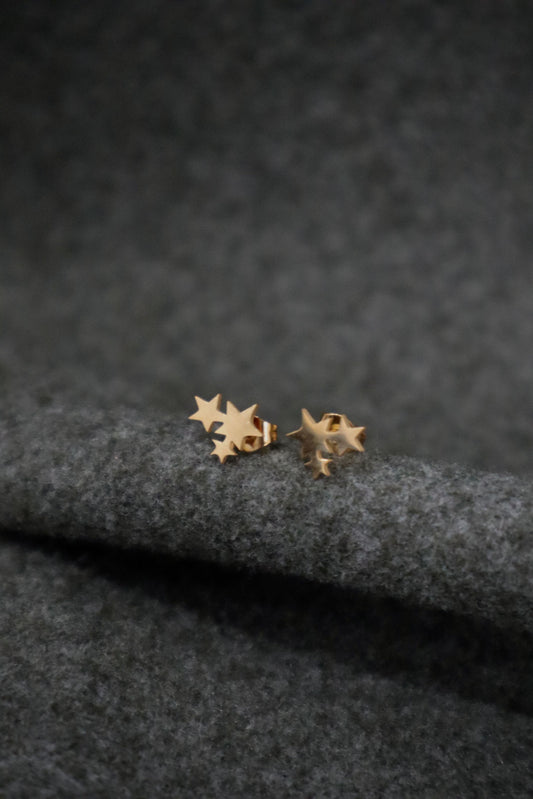 Brincos com estrelas juntas